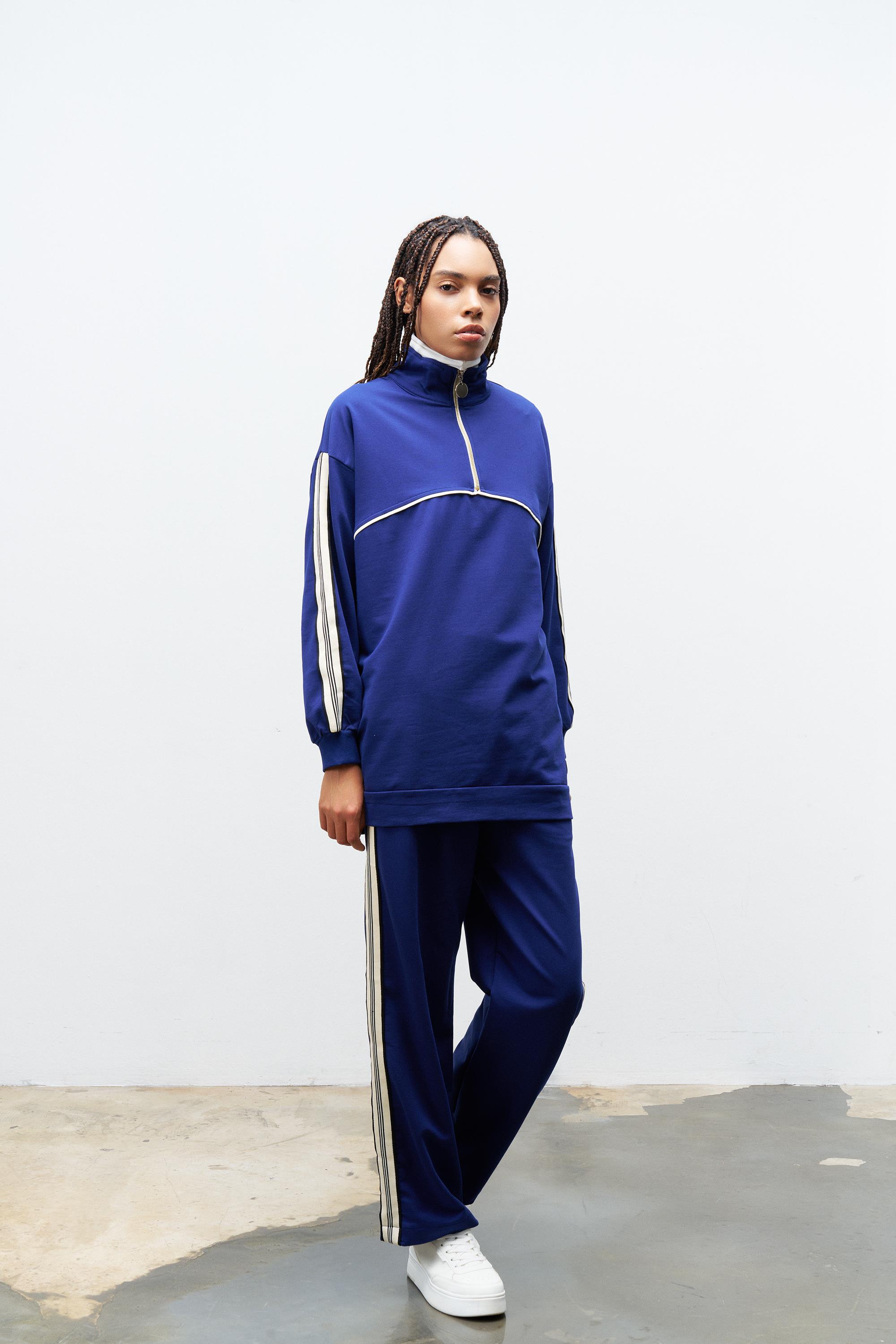 Lacivert Kadın Dik Yaka Yarım Fermuarlı Etiket Detaylı Sweatshirt Ve Rahat Kesim Şerit Detaylı Pantolon Pamuklu Örme Alt Üst Takım