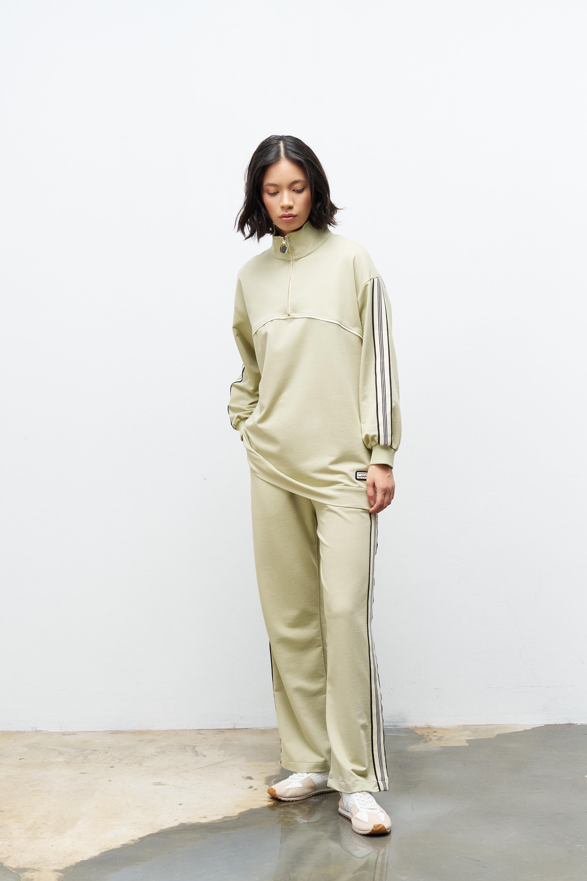 AÇIK HAKİ Kadın Dik Yaka Yarım Fermuarlı Etiket Detaylı Sweatshirt Ve Rahat Kesim Şerit Detaylı Pantolon Pamuklu Örme Alt Üst Takım