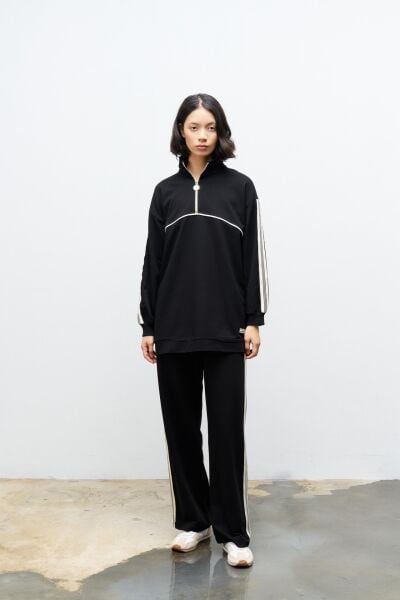Siyah Kadın Dik Yaka Yarım Fermuarlı Etiket Detaylı  Sweatshirt Ve  Rahat Kesim Şerit Detaylı Pantolon Pamuklu  Örme Alt Üst Takım