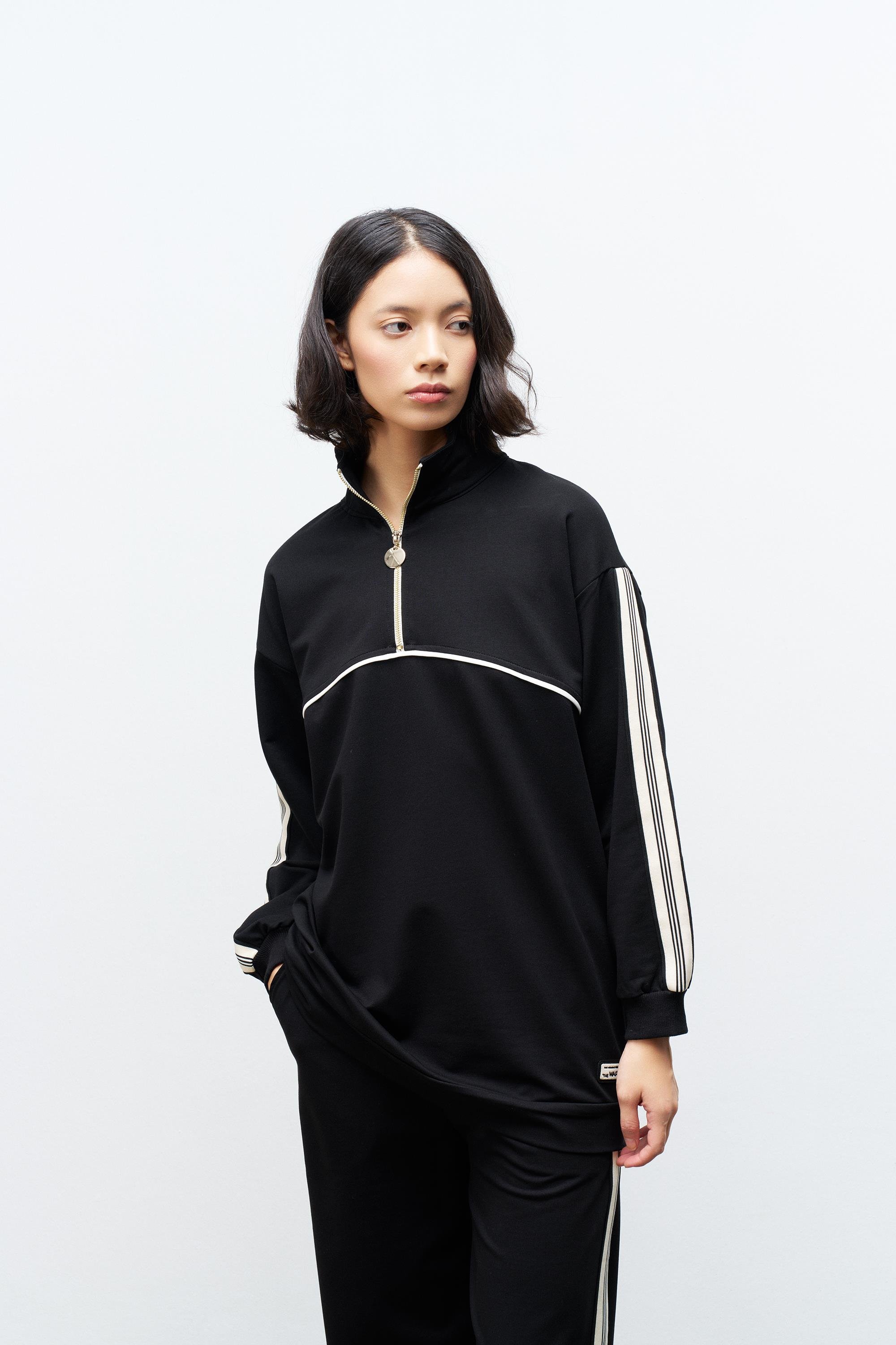 Siyah Kadın Dik Yaka Yarım Fermuarlı Etiket Detaylı  Sweatshirt Ve  Rahat Kesim Şerit Detaylı Pantolon Pamuklu  Örme Alt Üst Takım