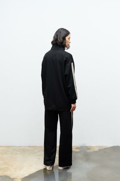 Siyah Kadın Dik Yaka Yarım Fermuarlı Etiket Detaylı  Sweatshirt Ve  Rahat Kesim Şerit Detaylı Pantolon Pamuklu  Örme Alt Üst Takım