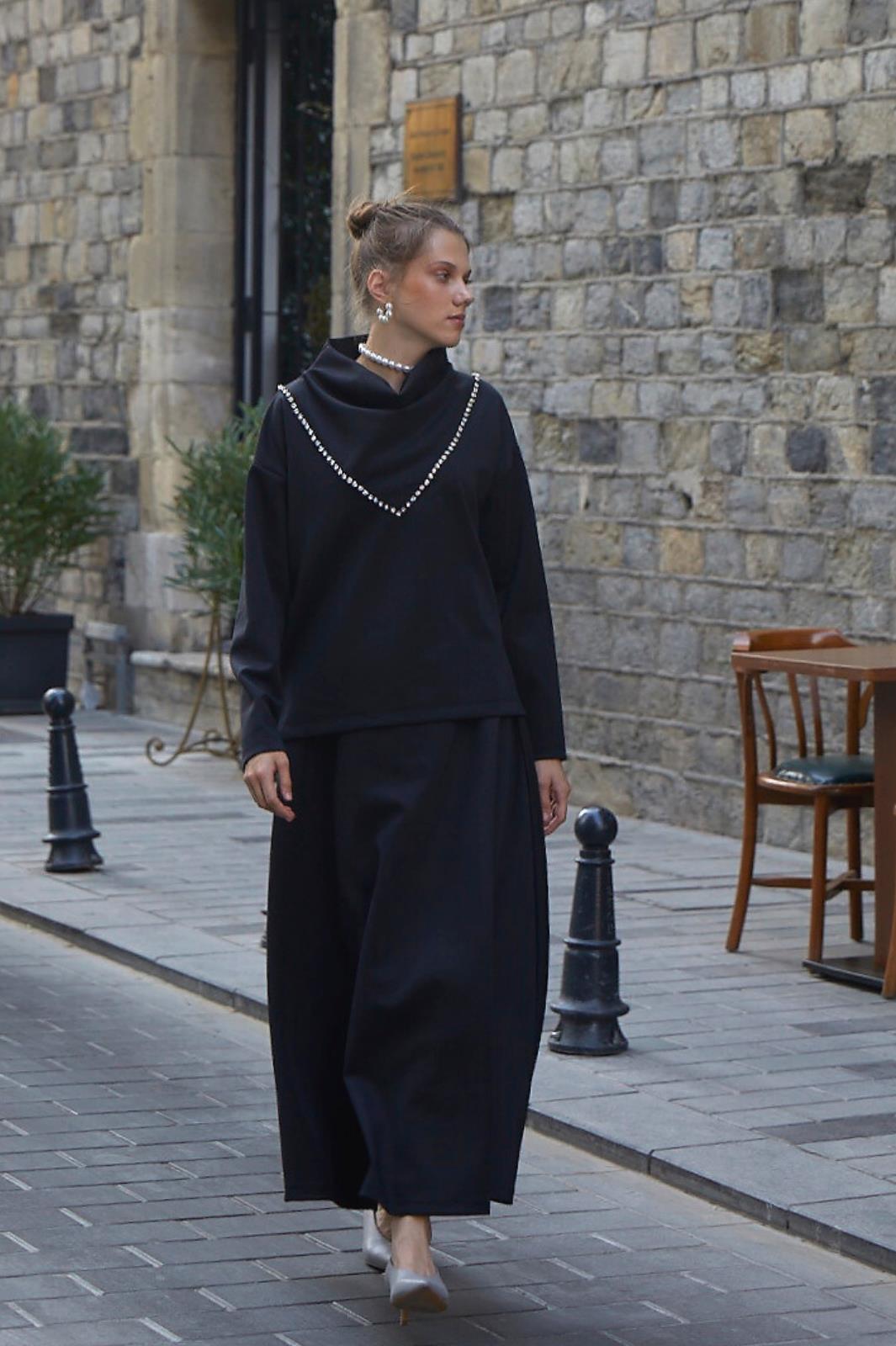 Rumba Taş Detaylı Siyah Scuba Bluz Etek Takım