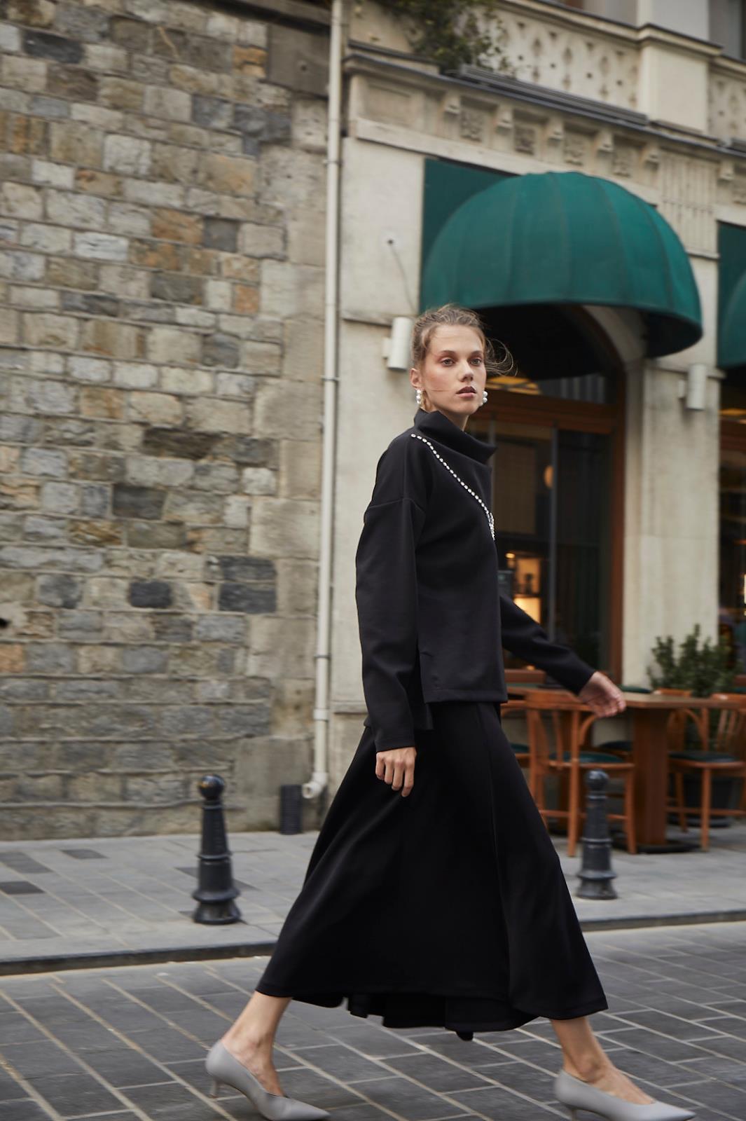 Rumba Taş Detaylı Siyah Scuba Bluz Etek Takım