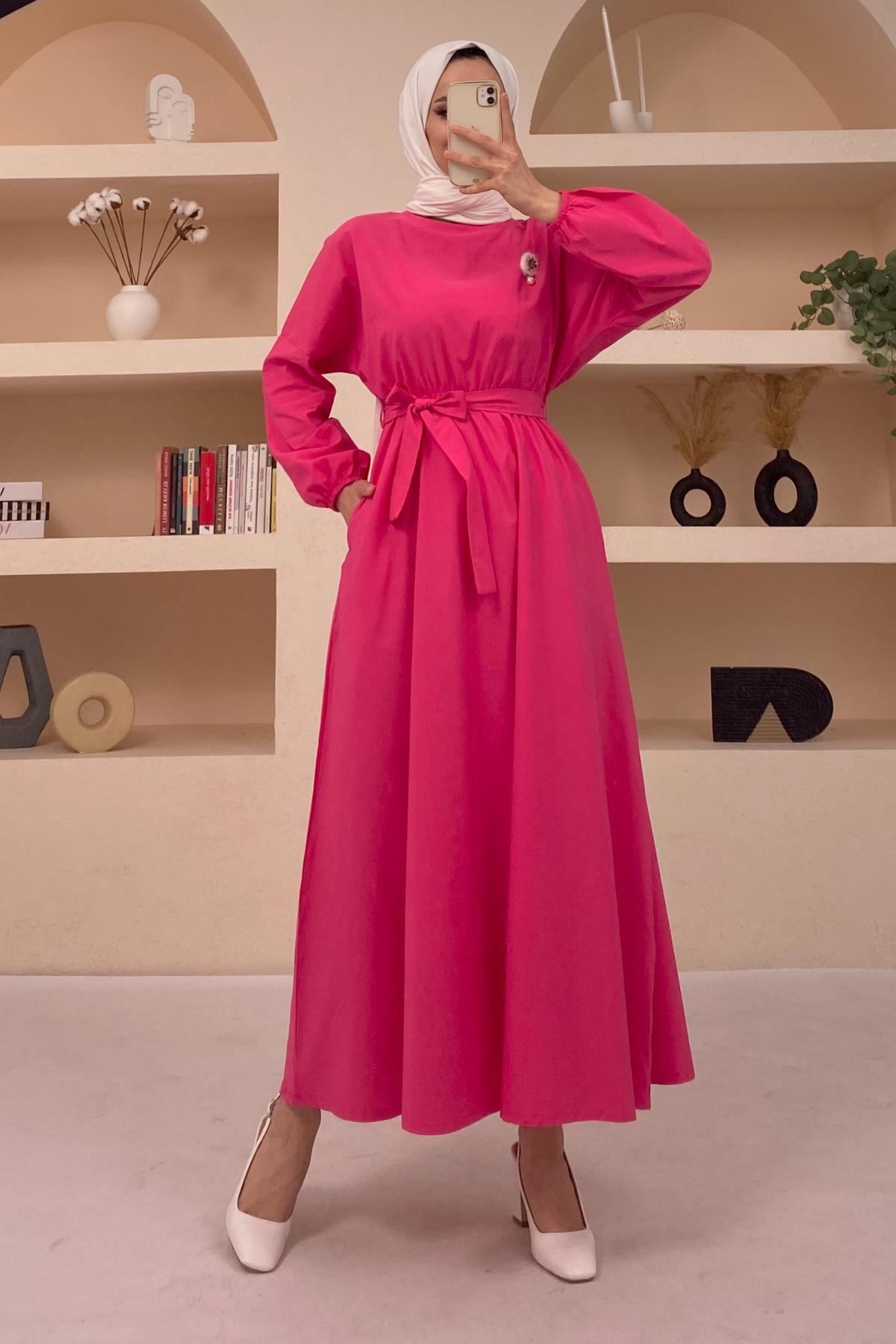 Oranje Broşlu ve Cepli Dokuma Fuşya Elbise