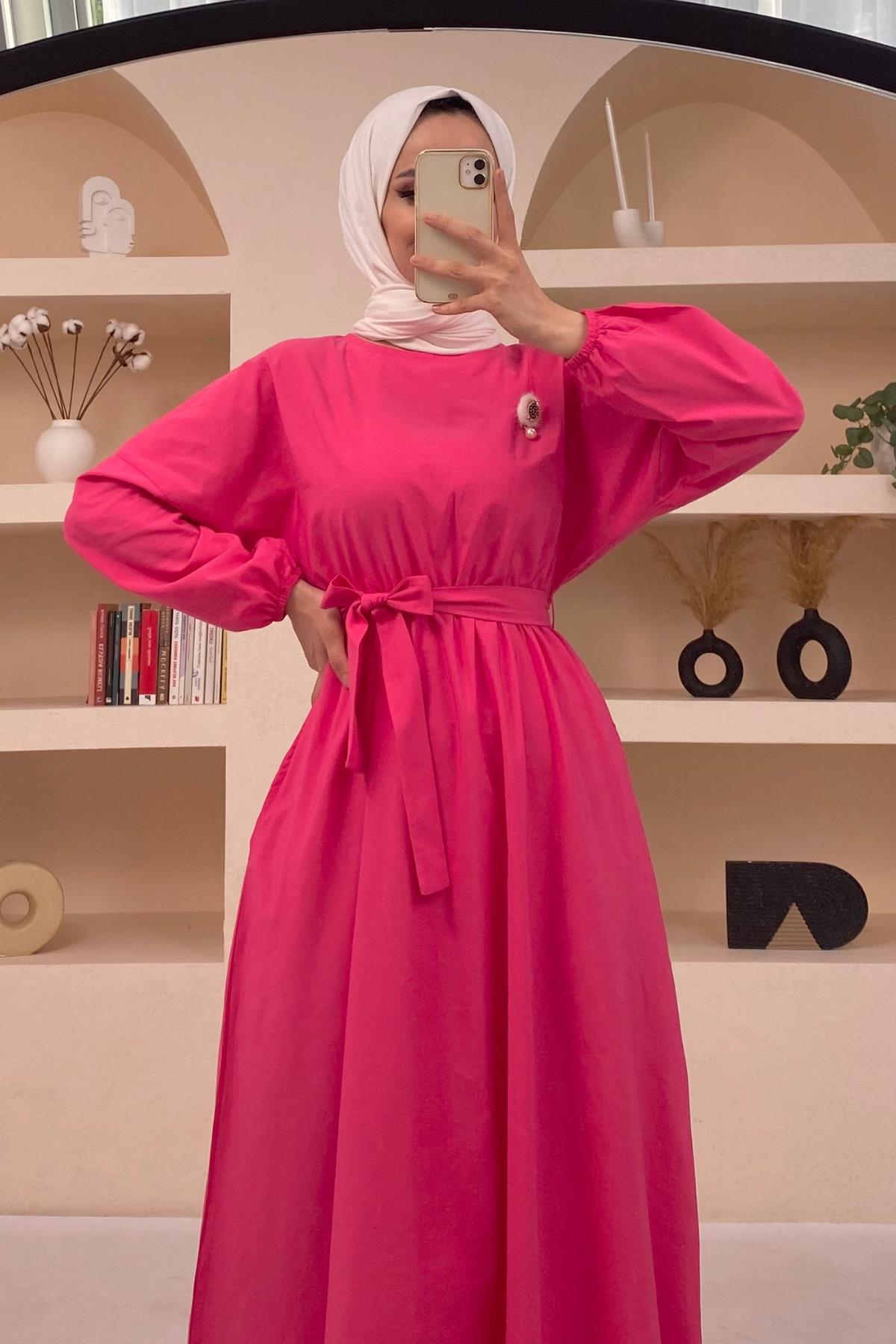 Oranje Broşlu ve Cepli Dokuma Fuşya Elbise