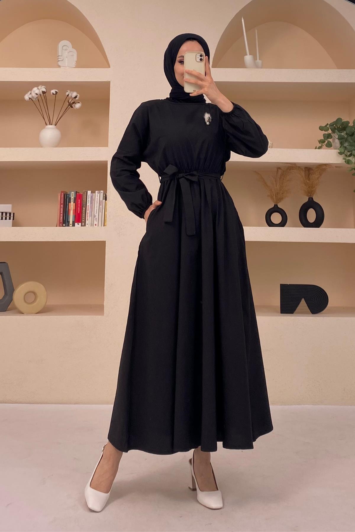 Oranje Broşlu ve Cepli Dokuma Siyah Elbise