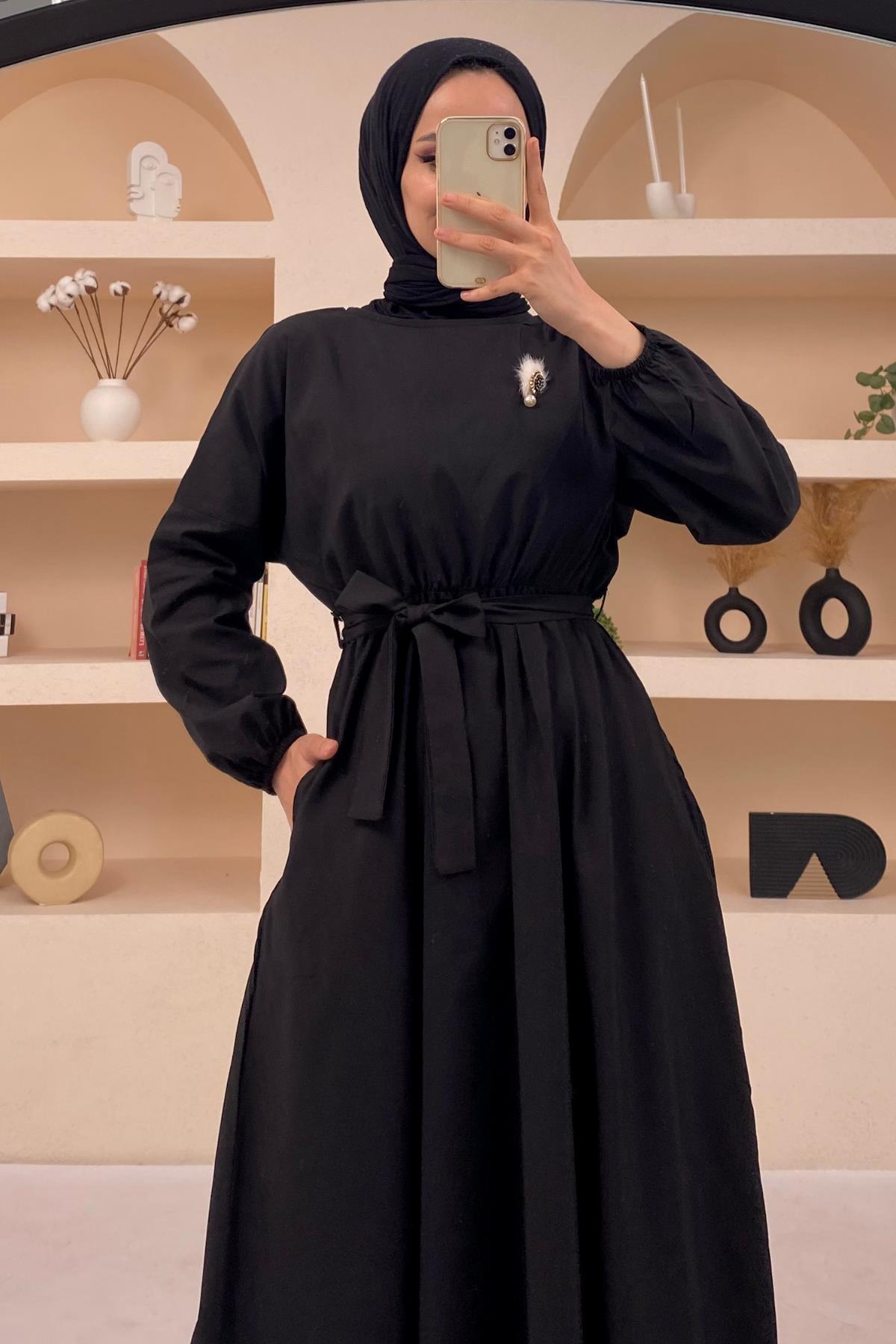 Oranje Broşlu ve Cepli Dokuma Siyah Elbise