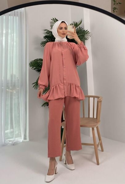Ayrobin Düğmeli ve Eteği Fırfırlı Pudra Takım