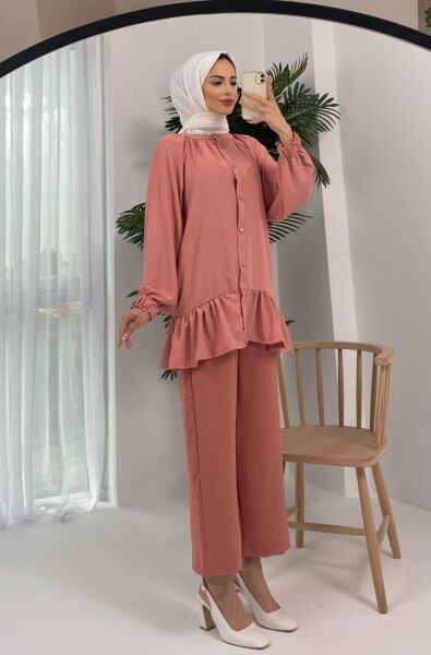 Ayrobin Düğmeli ve Eteği Fırfırlı Pudra Takım